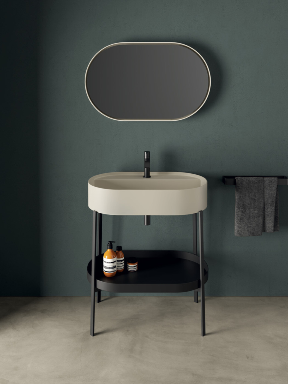 Consolle con lavabo in ceramica opaca in oltre 10 tonalità, abbinabili a sanitari e piatti doccia, nuovi specchi con bordo perimetrale e supporto specchio realizzato in ceramica nei medesimi colori.